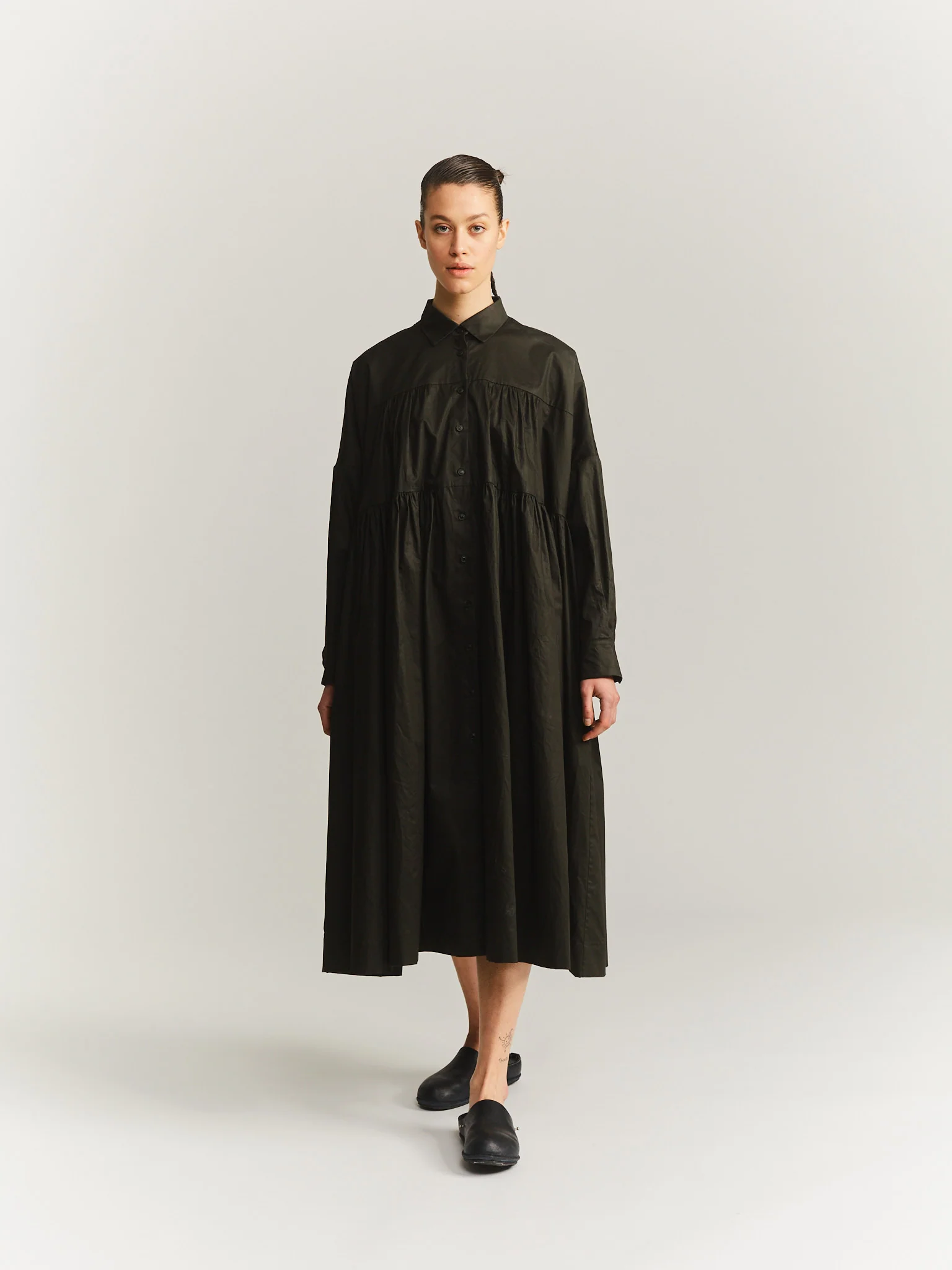 SQUARE  DRESS- LACQED - DARK KHAKI - Image 3